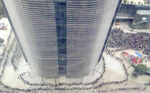 腾讯给近万员工发红包：从39楼排到大厦外几圈