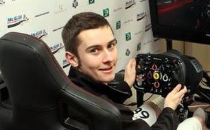 英国大学生痴迷赛车游戏 屡获线上冠军成为职业车手